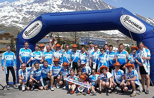 Alle deelnemers boven op de Alpe 'd Huez